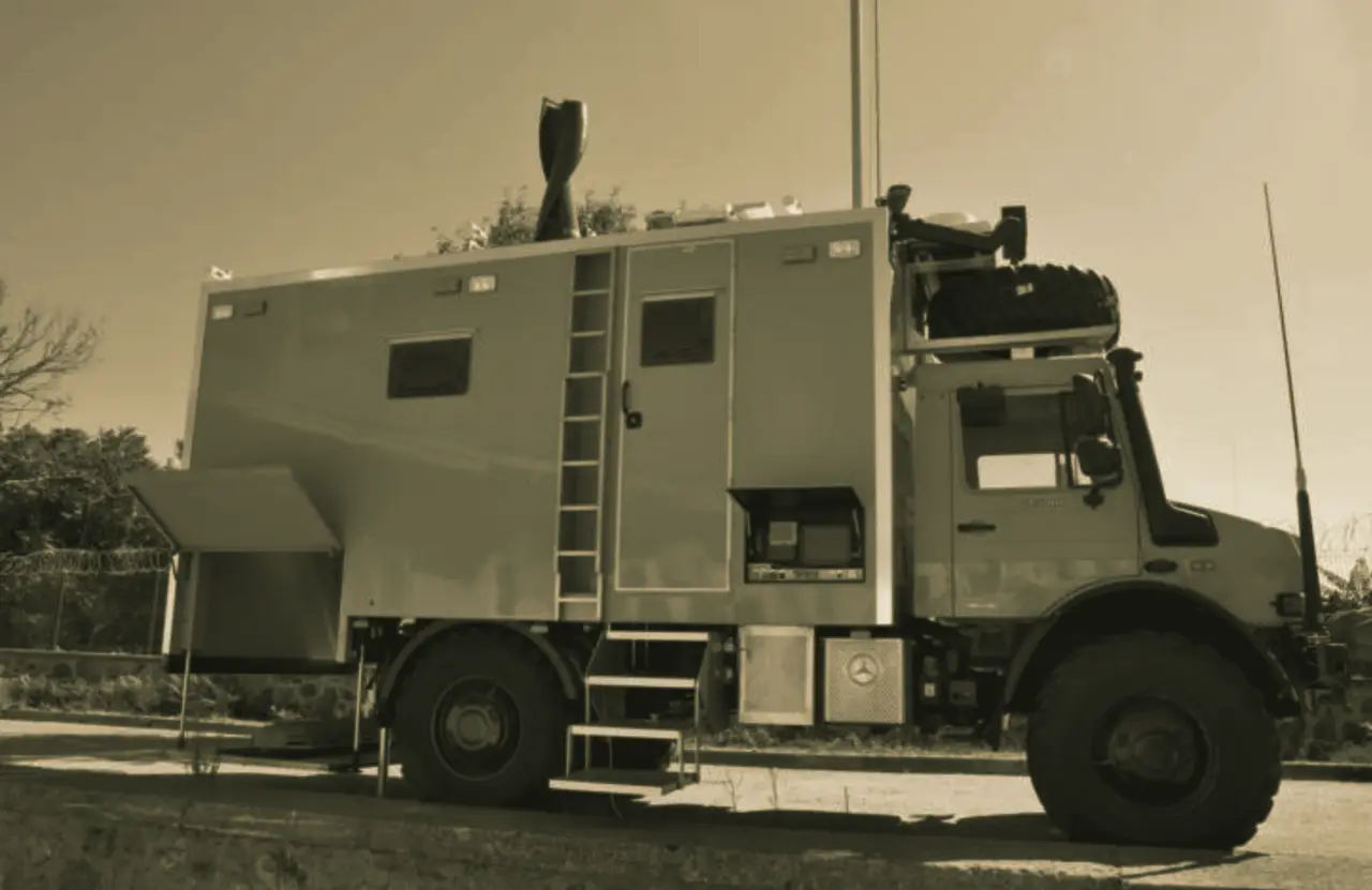Mobile command vehicle with shelter
